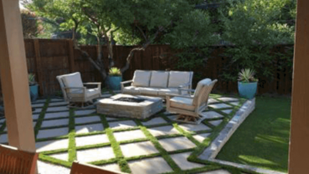 landscaped-lounging-backyard